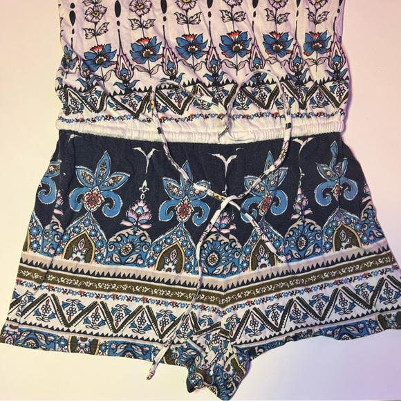 Aeropostale V-neck Romper | White base Floral pattern women’s size M - Picture 3 of 6